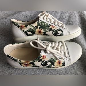 ECCO woman’s size 8 leather sneakers